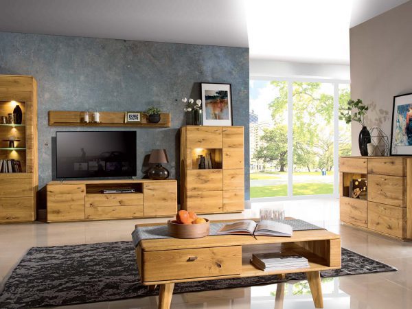 Salon w stylu skandynawskim z drewnianymi meblami i stolikiem kawowym