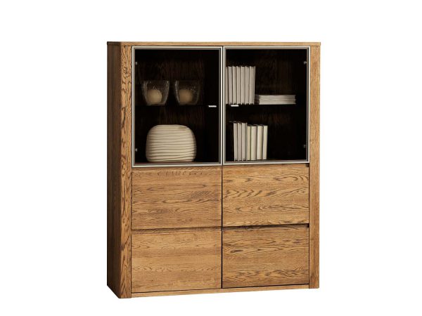 Drewniana witryna z przeszklonymi półkami i podwójnymi drzwiczkami