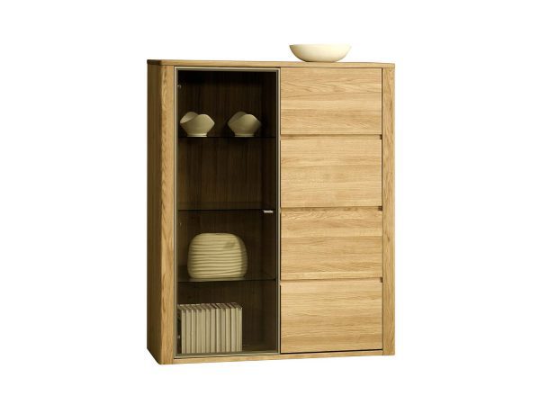 Przeszklona witryna z trzema szufladami i ciemnym wnętrzem z drewna