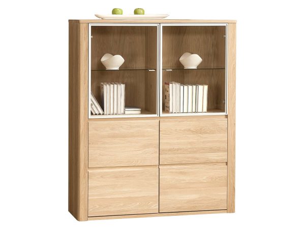 Witryna z oświetleniem LED i jasnymi drewnianymi frontami