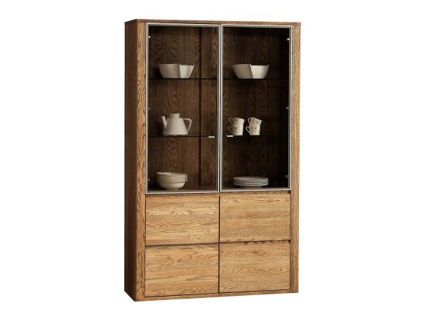 Witryna z ciemnym tłem i dwoma przeszklonymi skrzydłami