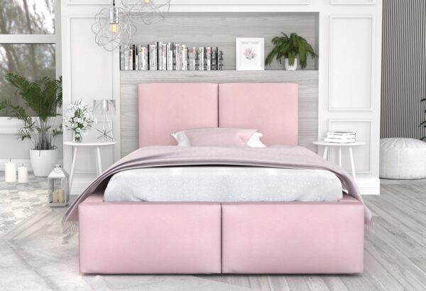 Luksusowe łóżko tapicerowane w różowej sypialni w stylu glamour