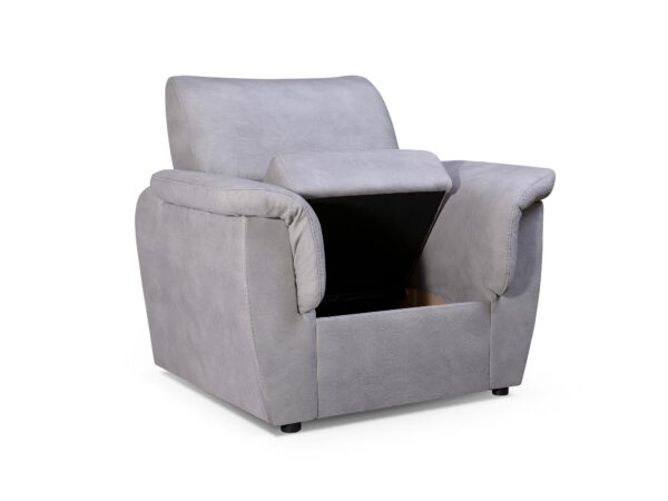 Szary fotel z otwartym pojemnikiem pod siedziskiem