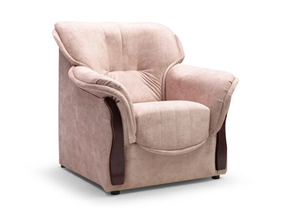 Różowy fotel z ciemnymi bocznymi elementami i profilowanym siedziskiem