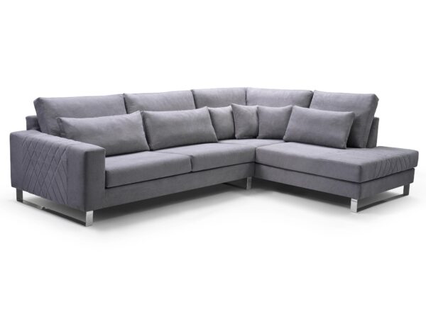 Kątowy narożnik w szarej tkaninie z chromowanymi nogami, styl skandynawski