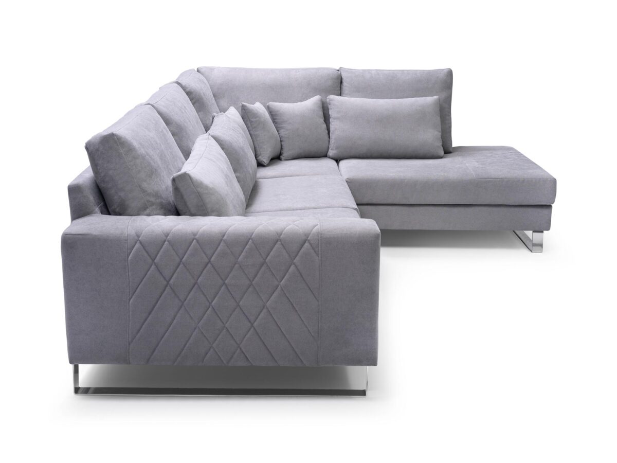 Stylowy narożnik tapicerowany w jasnoszarej tkaninie z pikowanym oparciem