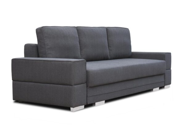 Sofa z trzema poduchami i prostą formą, tkanina w odcieniu grafitowym