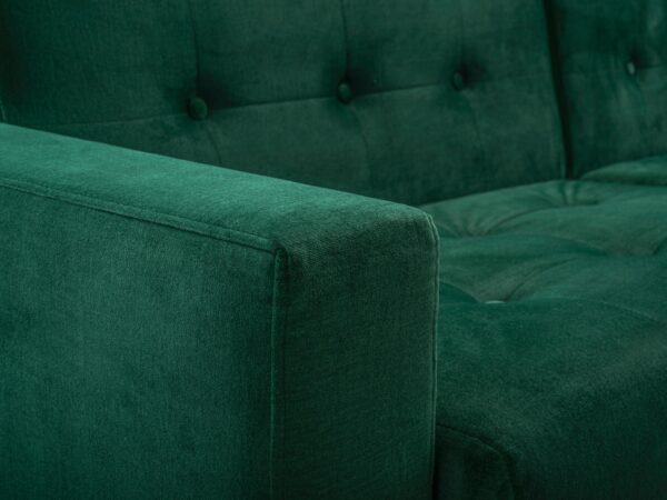 Zbliżenie na przeszycia i pikowania w zielonej sofie tapicerowanej