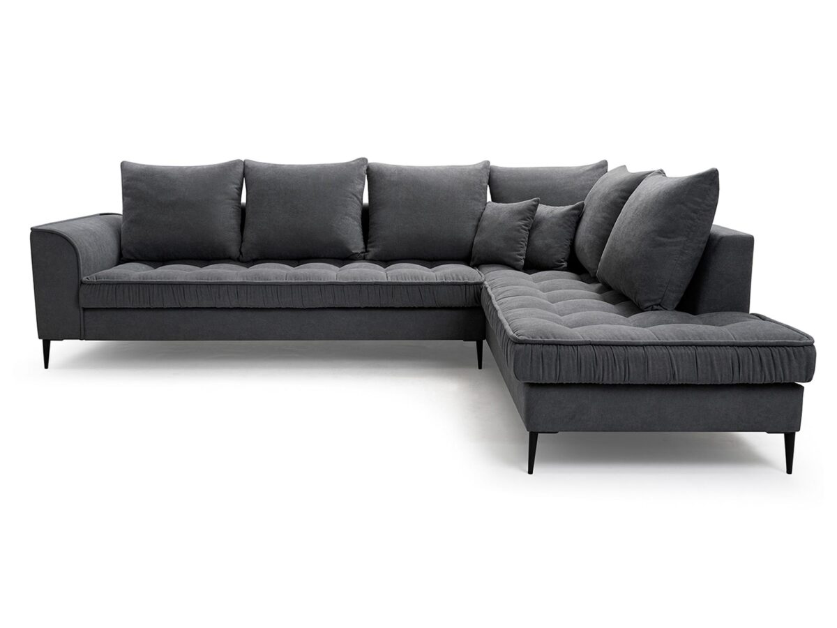 Ciemnoszary narożnik z głębokim siedziskiem i kontrastowymi poduchami