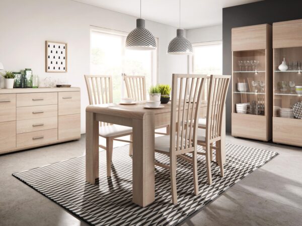 Aranżacja jadalni z drewnianym stołem i krzesłami