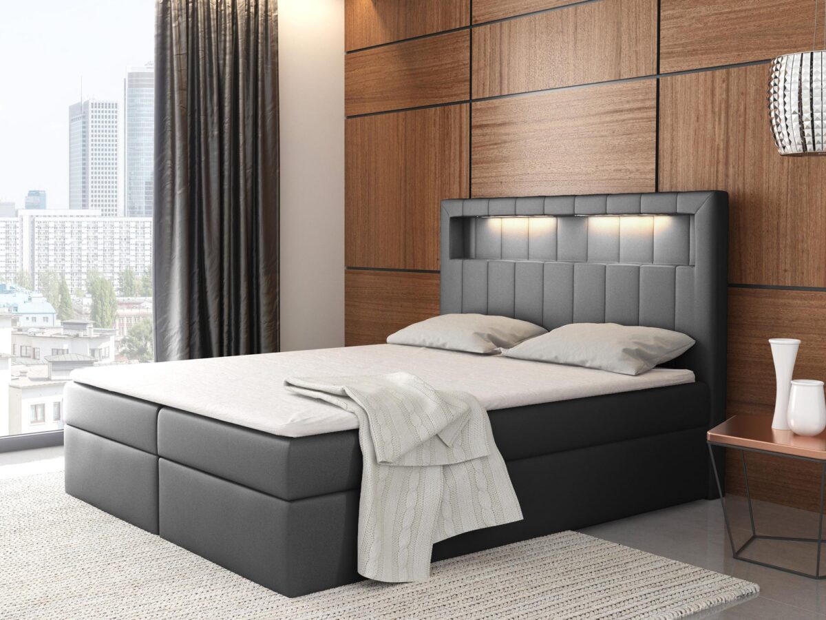 Czarne łóżko z oświetleniem LED i drewnianym tłem, styl modern
