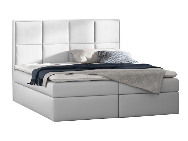 Białe łóżko z nowoczesnym wezgłowiem w stylu minimalistycznym