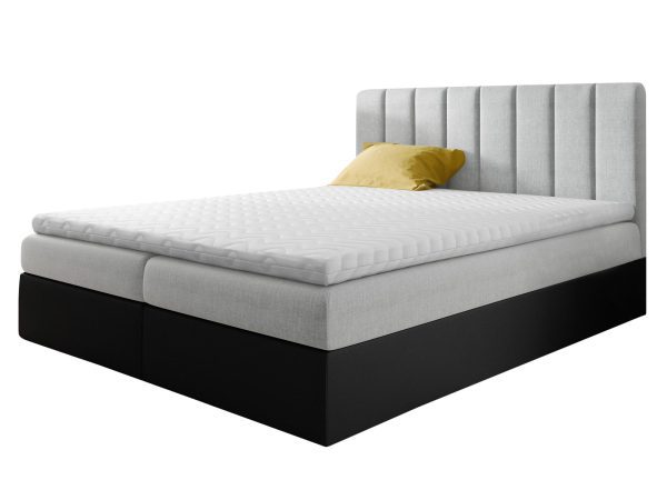 Jasnoszare łóżko z przeszywanym zagłówkiem i kontrastowym wykończeniem