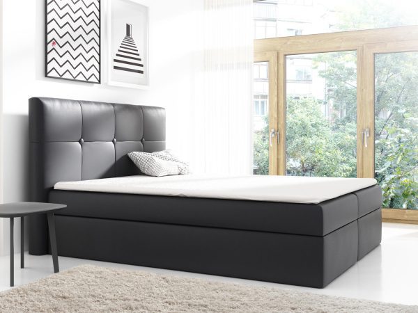 Czarne łóżko z jasnym materacem i minimalistycznym designem