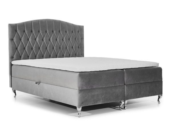 Szare łóżko z kryształowymi nóżkami i geometrycznym wzorem