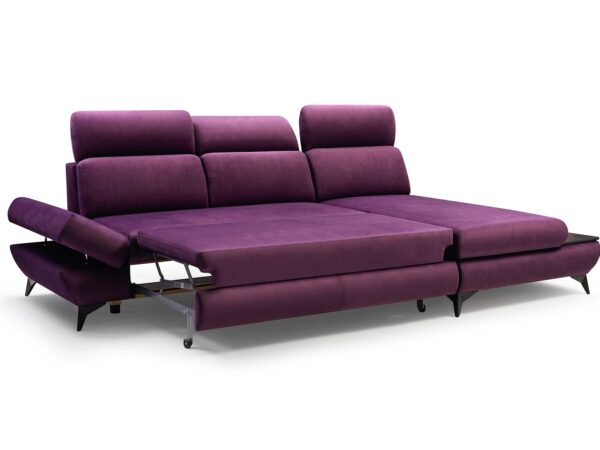 Rozłożona sofa narożna w kolorze fioletowym – funkcja spania