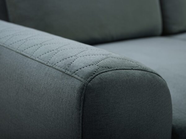 Zbliżenie przeszycia na narożniku w odcieniu ciemnej zieleni