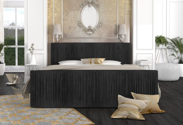 Czarne łóżko tapicerowane z ozdobnymi pionowymi przeszyciami, styl glamour