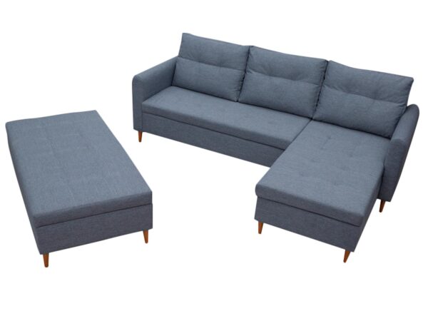 Szara sofa narożna w układzie L z drewnianymi nogami do salonu