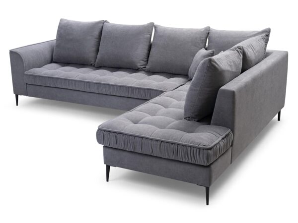 Narożnik w jasnoszarym kolorze z pięcioma poduszkami i nogami metalowymi