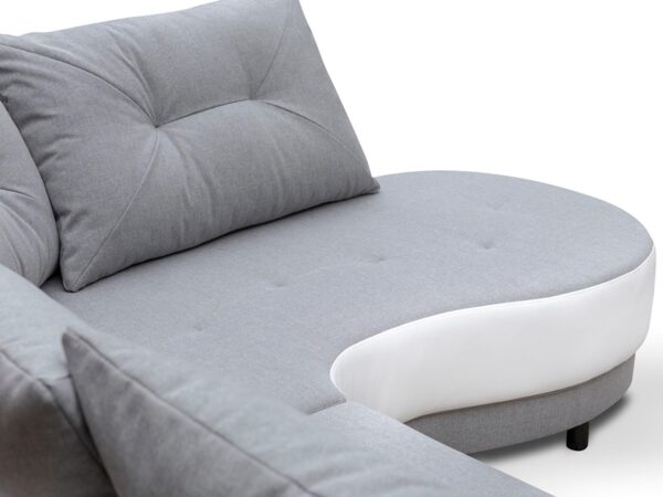 Narożnik półokrągły z białą podstawą i szarymi poduszkami