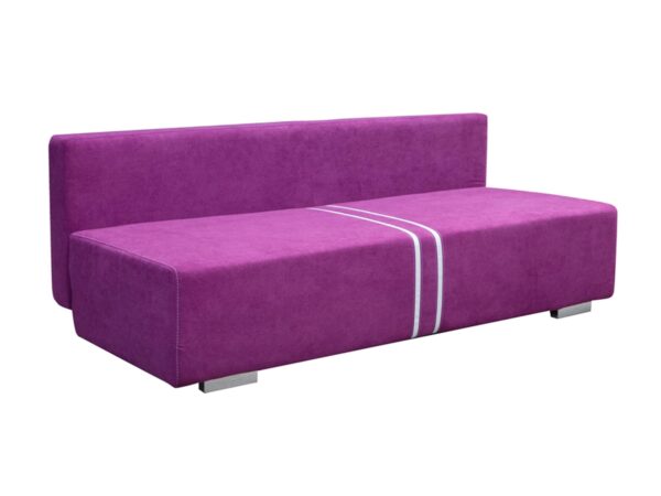 Rozkładana sofa w kolorze fuksji z chromowanymi nóżkami