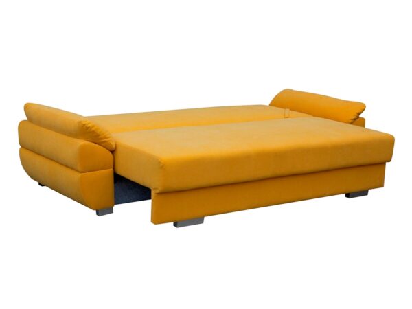 Rozłożona sofa w kolorze musztardowym, niskie nogi