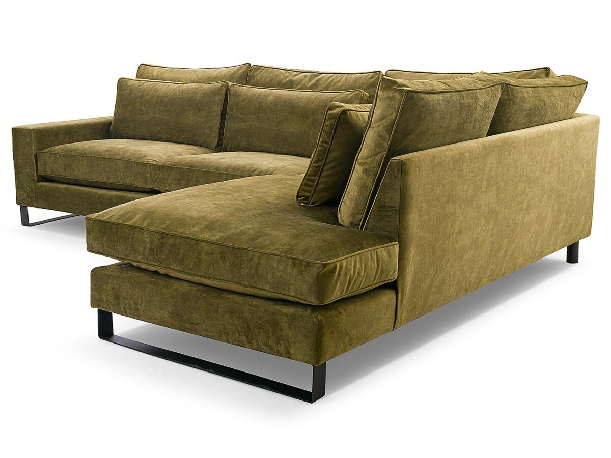 Sofa narożna khaki na czarnej podstawie z dekoracyjnymi poduchami Sofa narożna khaki na czarnej podstawie z dekoracyjnymi poduchami