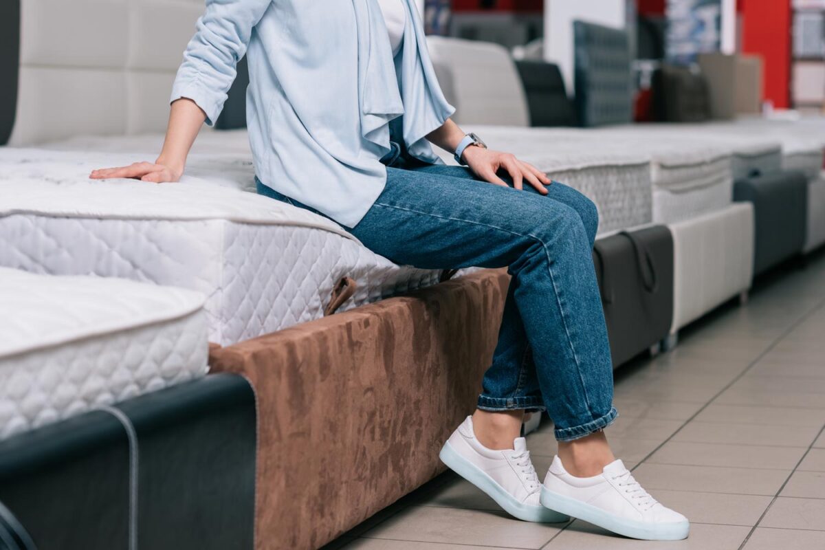 Testowanie sprężystości materaca przy wyborze łóżka