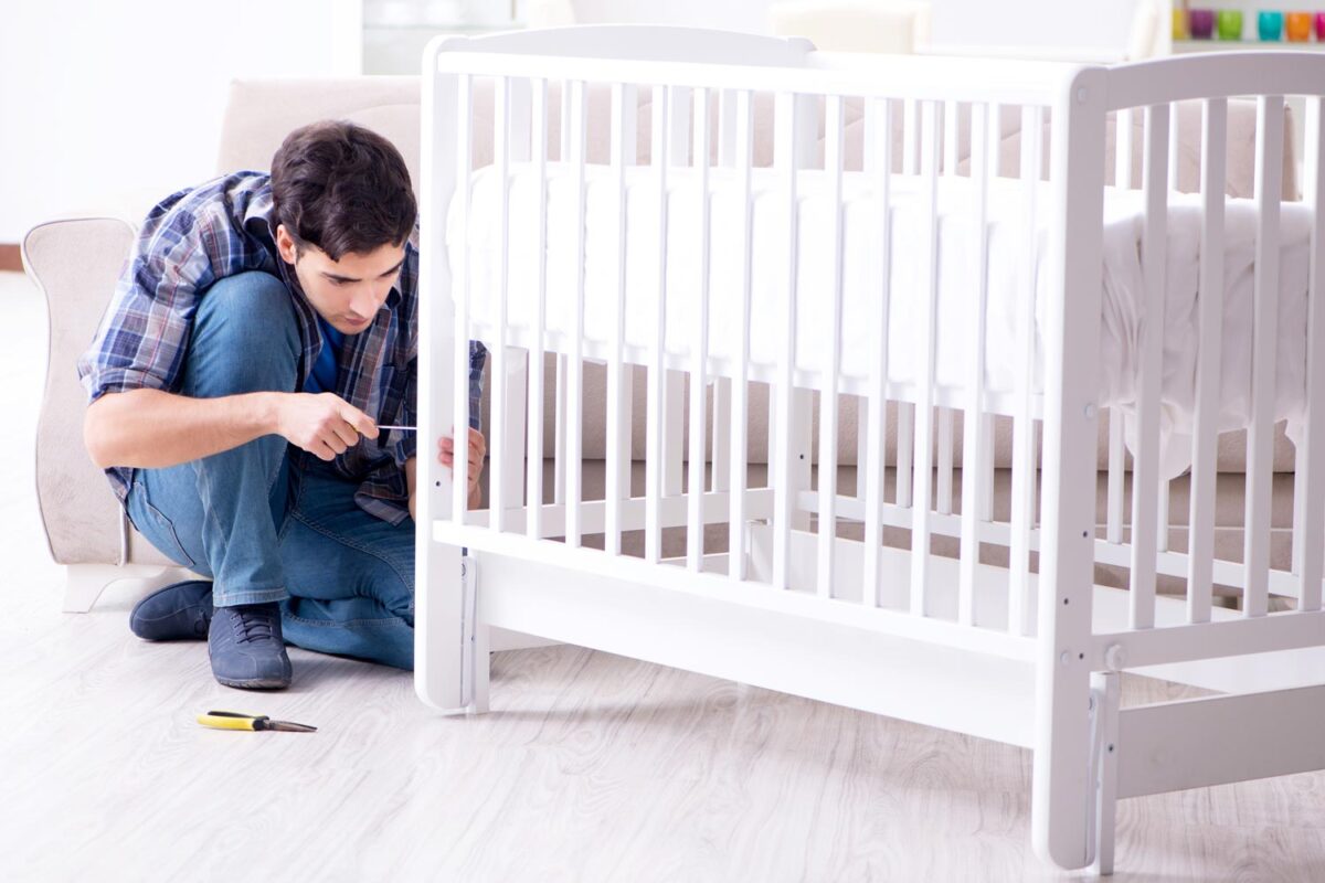 Montaż białego łóżeczka dziecięcego z bezpiecznymi szczebelkami