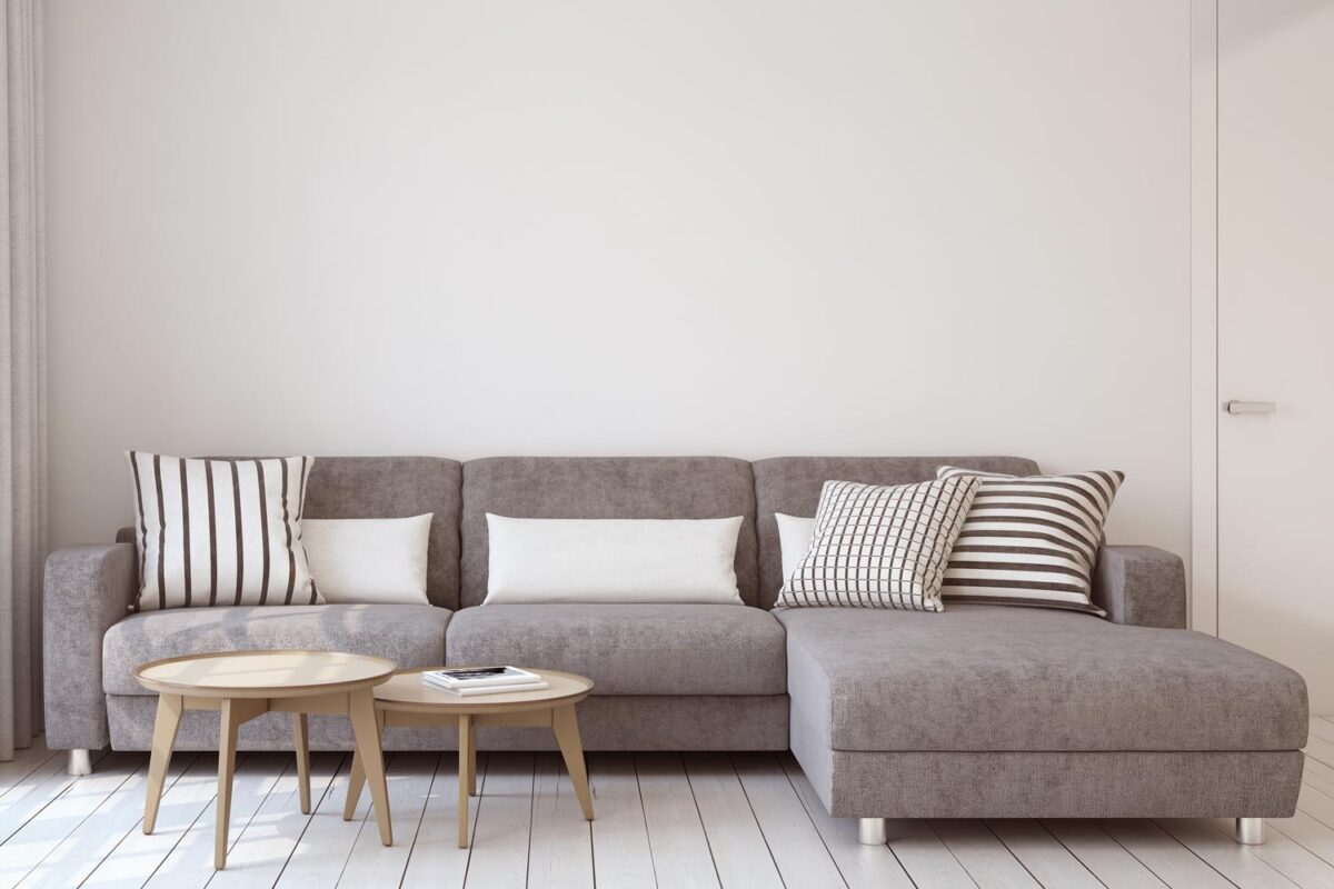 Jasny narożnik z szarą tapicerką do nowoczesnego salonu