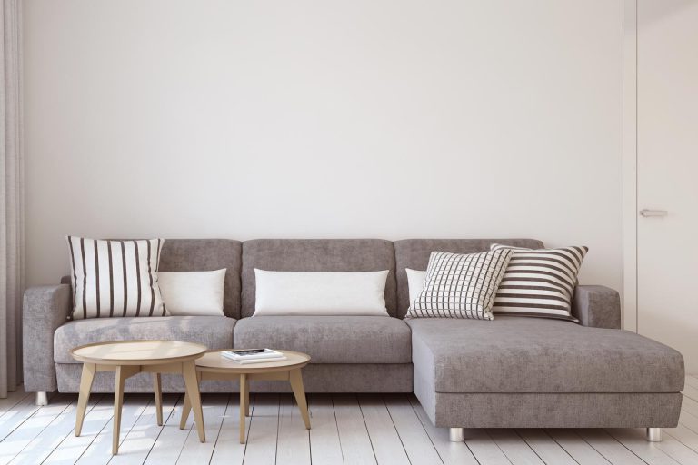 Jasny narożnik z szarą tapicerką do nowoczesnego salonu