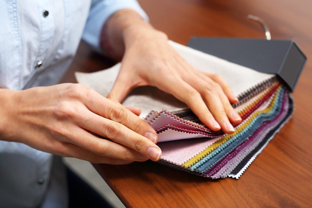 Wybór tkanin tapicerskich do sof i narożników w sklepie meblowym