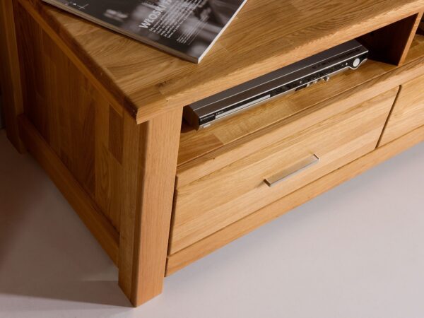 Detal szafki RTV z litego drewna z wysuwaną półką