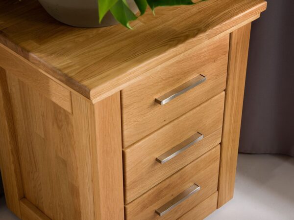 szafka dębowa do biura z uchwytami srebrnymi