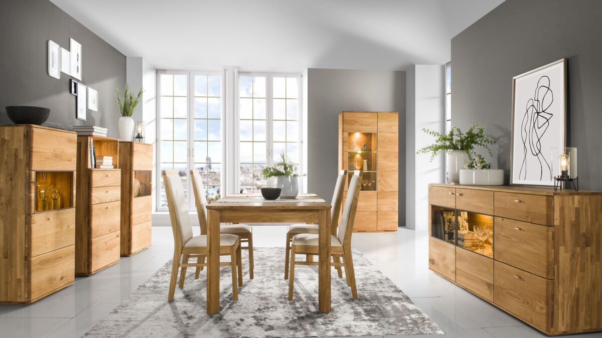 Zestaw jadalniany z drewnianymi krzesłami i komodą