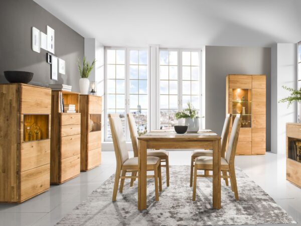 Zestaw jadalniany z drewnianymi krzesłami i przeszkloną witryną