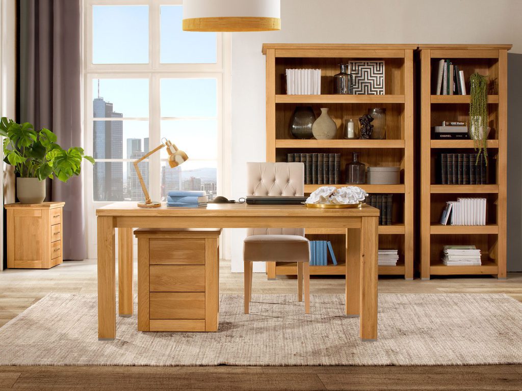 Salon z dębowymi meblami i naturalnymi dekoracjami roślinnymi