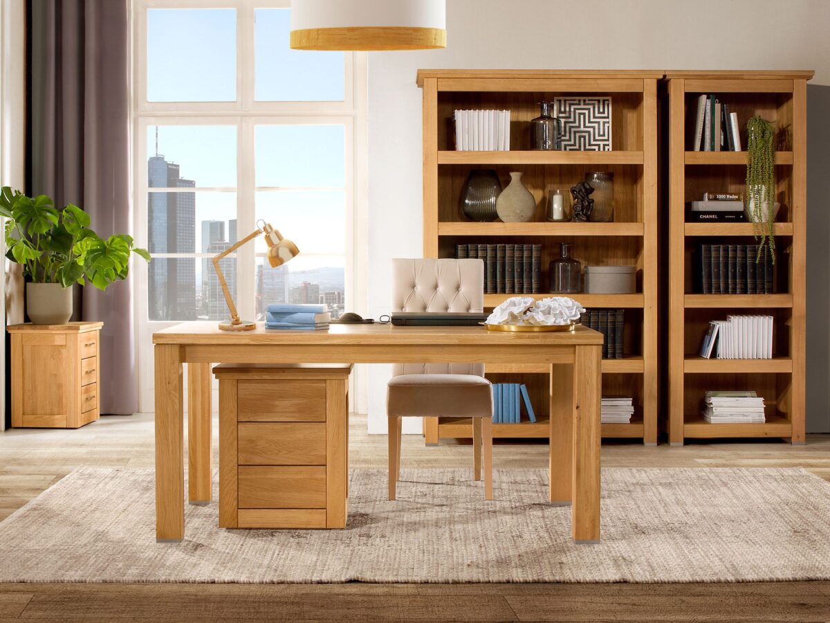 Salon z dębowymi meblami i naturalnymi dekoracjami roślinnymi