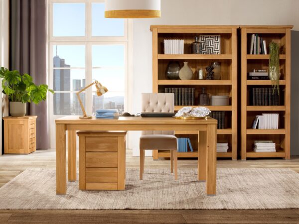 Salon z dębowymi meblami i naturalnymi dekoracjami roślinnymi