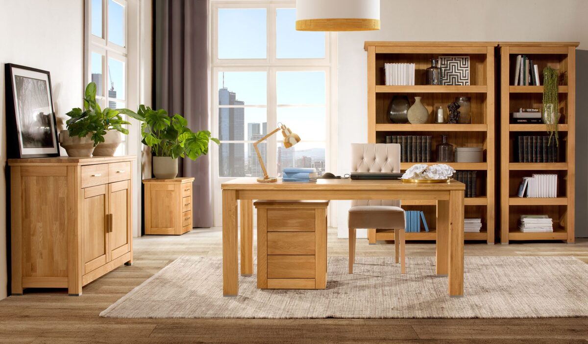 Zbliżenie na drewniane biurko z trzema szufladami i rośliną