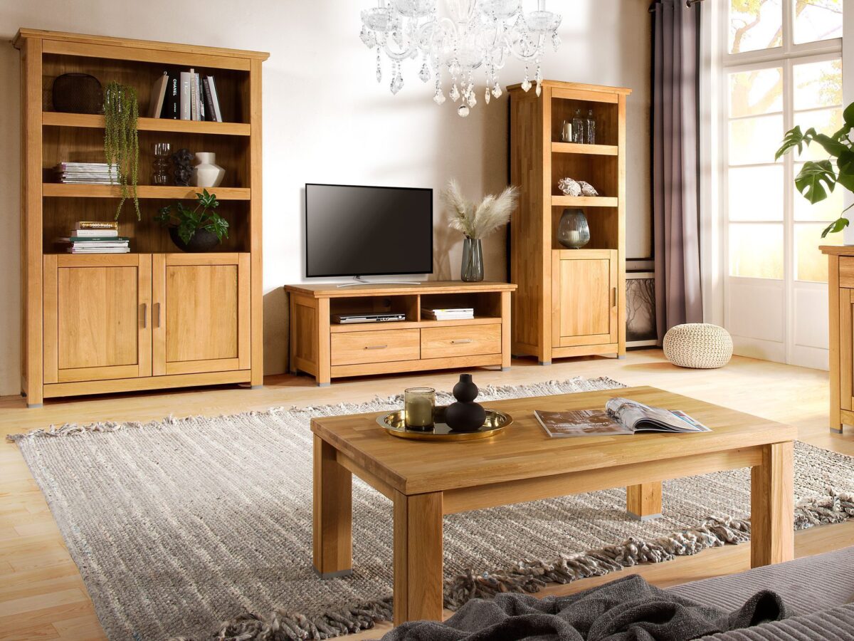 Wnętrze salonu z meblami drewnianymi i kryształowym żyrandolem