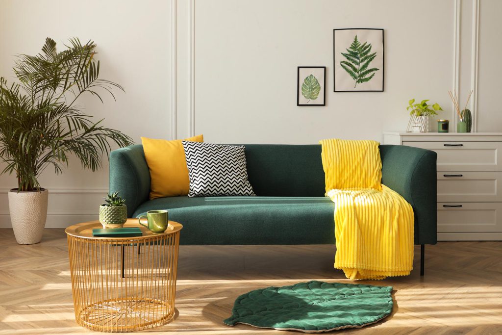 Stylowy salon z narożnikiem welurowym w kolorze butelkowej zieleni