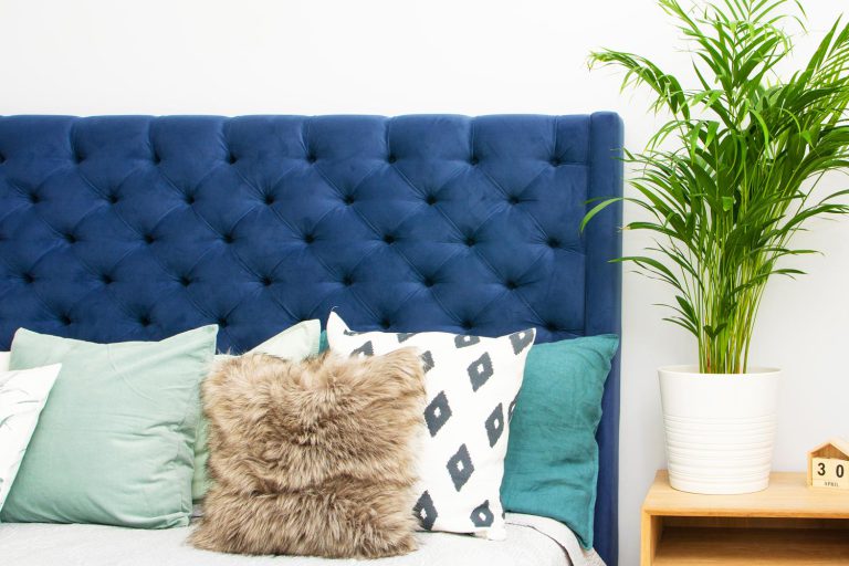 Granatowy zagłówek tapicerowany z pikowaniem do łóżka