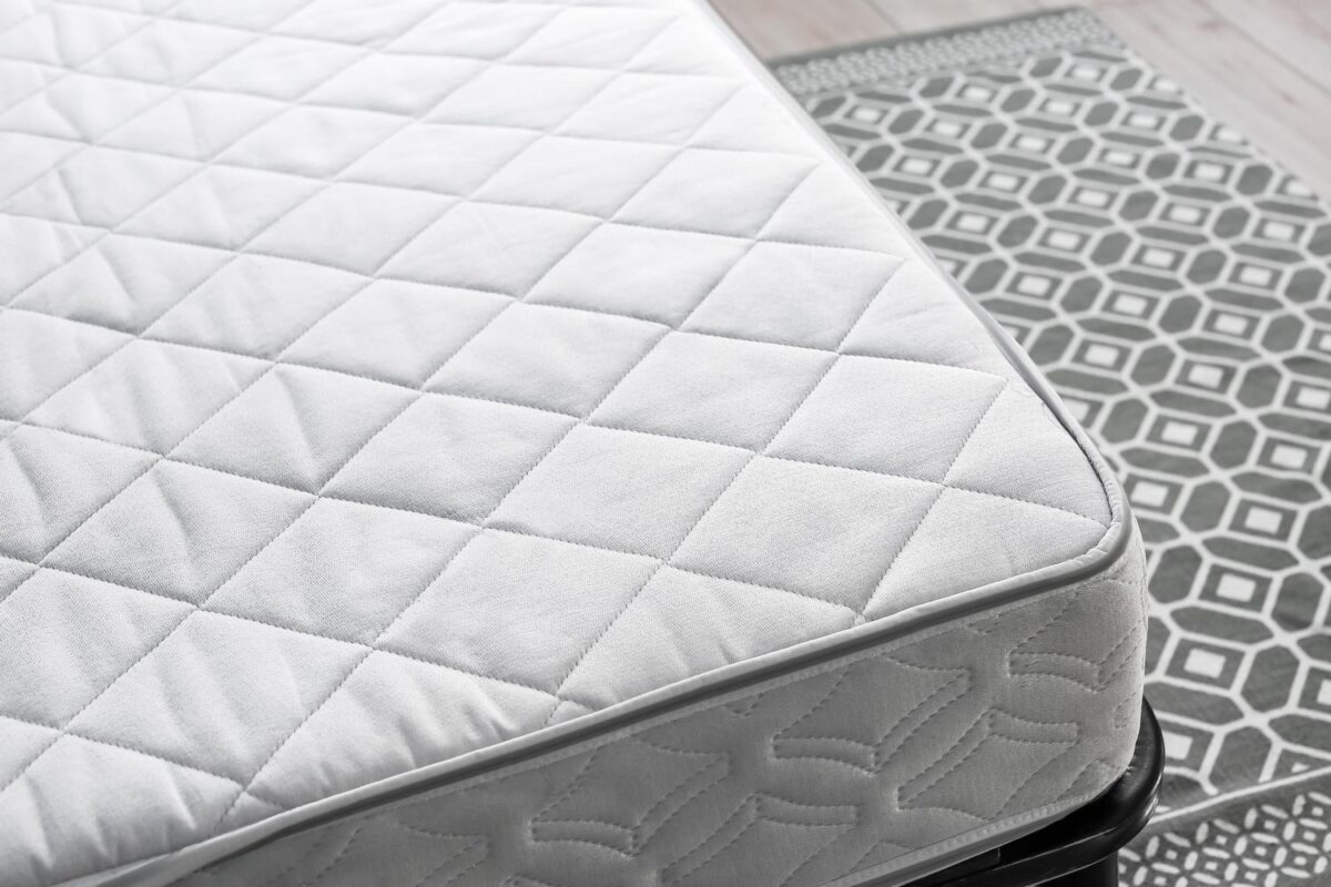 Materac z pikowanym pokrowcem i systemem sprężyn kieszeniowych