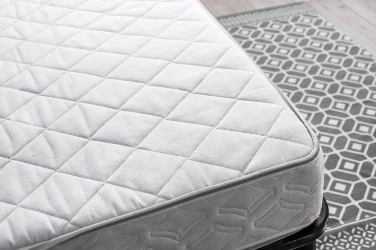 Materac z pikowanym pokrowcem i systemem sprężyn kieszeniowych