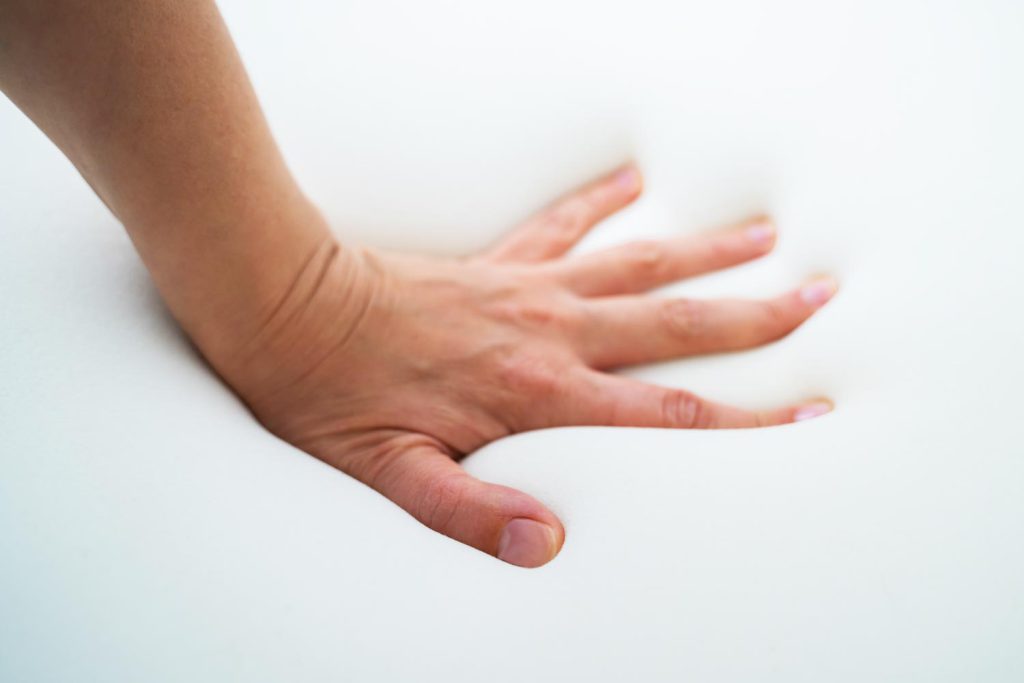 Elastyczna pianka reagująca na nacisk w materacu