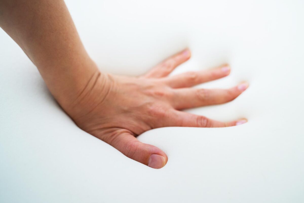 Elastyczna pianka reagująca na nacisk w materacu