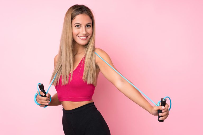 Młoda kobieta z opaską fitness – zdrowy styl życia i regeneracja