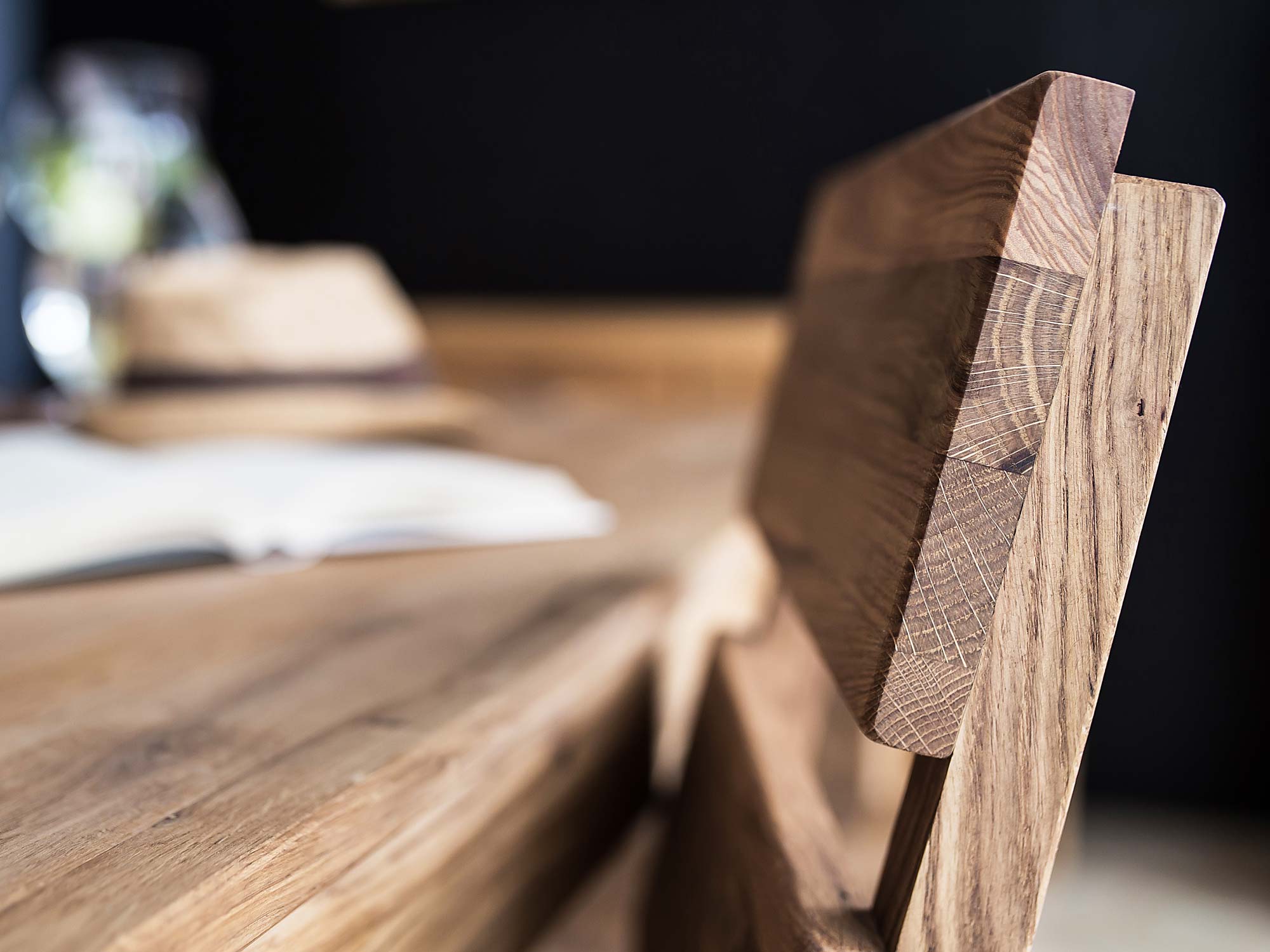 Stół z krzesłem drewniane zbliżenie PAROS